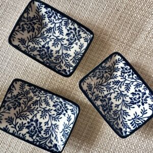 Navy Blue Ceramic Plates - Set of 3 rectangular plates featuring intricate navy floral patterns on white porcelain, displayed on a textured beige surface. Perfect for vintage style home décor, these elegant navy blue ceramic plates are ideal for serving appetizers, sushi, or desserts. Stylish and classic tableware for sophisticated dining and vintage accessories for home styling.