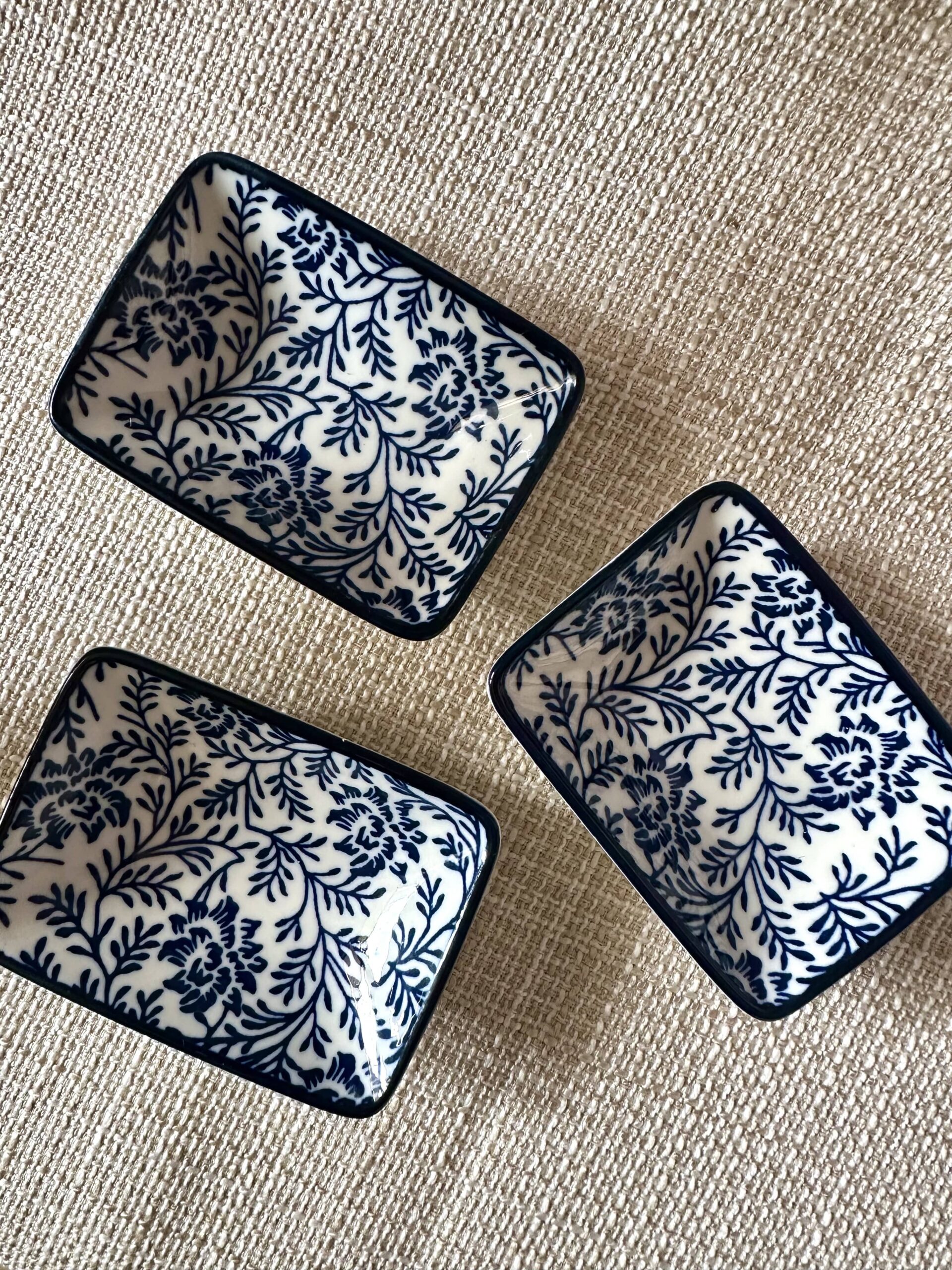 Navy Blue Ceramic Plates - Set of 3 rectangular plates featuring intricate navy floral patterns on white porcelain, displayed on a textured beige surface. Perfect for vintage style home décor, these elegant navy blue ceramic plates are ideal for serving appetizers, sushi, or desserts. Stylish and classic tableware for sophisticated dining and vintage accessories for home styling.